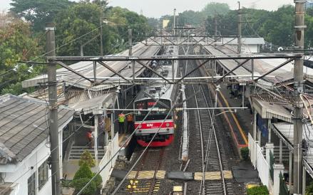 Ada Pohon Tumbang Tutupi Rel, KRL Jakarta-Depok Terganggu