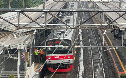 Jalur KRL Pasar Minggu–UI Kembali Normal Usai Ada Pohon Tumbang