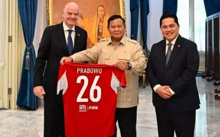 Prabowo Dapat Jersey Nomor 26 dari Presiden FIFA Gianni Infantino