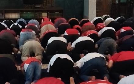 Suporter Timnas Indonesia Sempatkan Salat Berjamaah Jelang Final FIFA ASEAN Cup 2026 Lawan Thailand