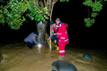 Polri Kerahkan Personel untuk Evakuasi Korban Banjir Padang. (Foto; Polri)