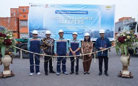 PT Wijaya Karya Beton Tbk melakukan pengiriman perdana bantalan rel kereta berbahan beton pracetak untuk Metro Manila Subway Project di Filipina. (Foto: Ist)
