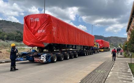 PT Kereta Api Logistik (KAI Logistik) merampungkan pengiriman delapan unit kereta rel listrik (KRL) dari Banyuwangi ke Stasiun Kalimas, Surabaya. (Foto: Ist)