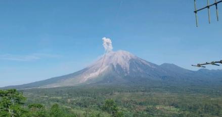 Gunung Semeru Lima Kali Erupsi pada Senin Pagi 26 Oktober 2026, Status Siaga. (Foto: PVMBG)