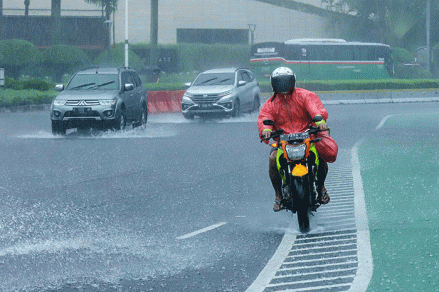 Berkendara saat Musim Hujan, Pengendara Motor Wajib Perhatikan Ini. (Foto MNC Media)