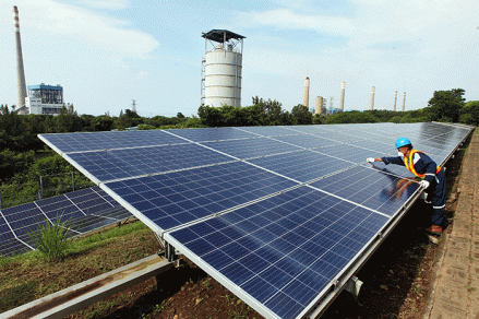 Pemerintah Kaji Transisi Energi ke PLTS Demi Kurangi Beban Subsidi Listrik