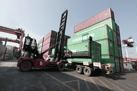 Perusahaan pengiriman peti kemas terbesar di China, Cosco Shipping Holdings mengalami peningkatan pendapat dan keuntungan yang signifikan di 2024. (foto: MNC)