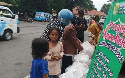 Warga membeli sembako murah (Fariz Abdullah/MPI)