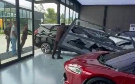 Kecelakaan terjadi di wilayah Pantai Indah Kapuk (PIK). Sebuah mobil Mitsubishi XPander seruduk mobil Porsche seharga Rp 9 miliar di showroom. (Istimewa)