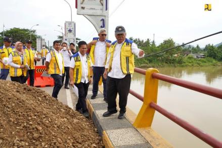 Menteri PUPR Basuki Hadimuljono meminta pemerintahan baru Prabowo Subianto melanjutkan pembangunan dua infrastruktur penting. (Kementerian PUPR)