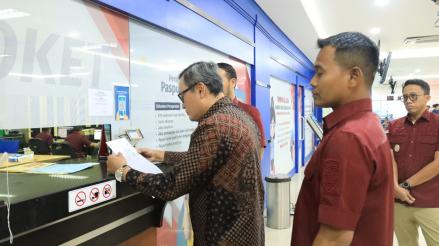 Imigrasi Jakpus Terbitkan Paspor Elektronik Polikarbonat. (Foto Giffar Rivana/MPI)