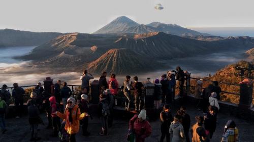 Macet Parah, 16.824 Wisatawan Padati Gunung Bromo Jelang Ditutup