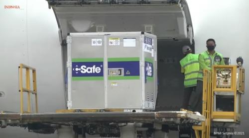 Ri Kedatangan 796 800 Vaksin Astrazeneca Bantuan Dari Italia<script async src=