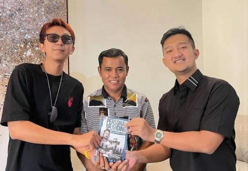 Bantu Kebutuhan Gala, Crazy Rich Surabaya Serahkan Hasil Lelang Buku ...