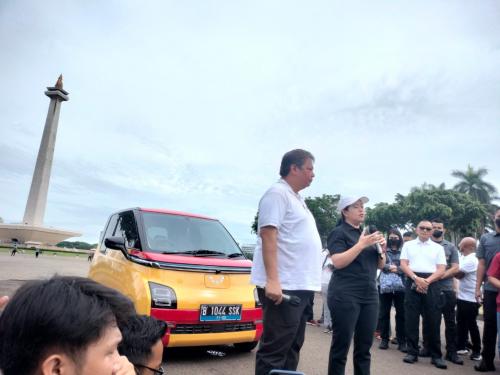 Akhir Pekan, Puan dan Airlangga Test Drive Mobil Listrik di Monas