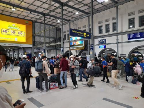 Sepekan Jelang Libur Nataru, Stasiun Pasar Senen Mulai Dipadati Penumpang