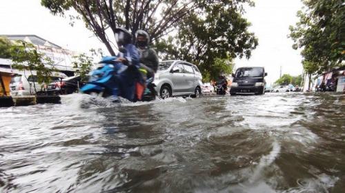 Kota Makassar Dikepung Banjir Kedalaman Hingga 1 Meter