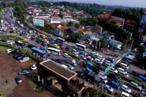 Polri Berlakukan Car Free Night Di Jalur Puncak Bogor Pada Malam Tahun ...