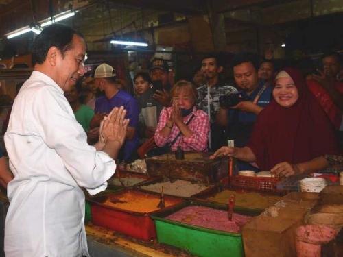 Blusukan Ke Pasar Palmerah, Jokowi Temukan Harga Daging Ayam Naik