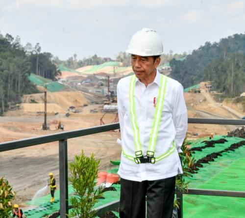 Tinjau Pembangunan Jalan Tol IKN, Jokowi Harap Juni 2024 Bisa Beroperasi