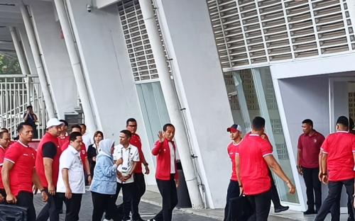 Kenakan Jaket Timnas, Jokowi Nonton Langsung Laga Indonesia vs Irak di GBK