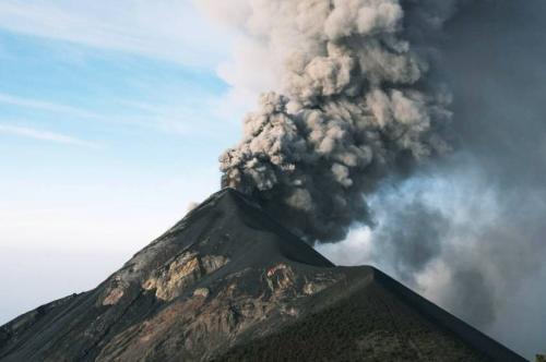 Gunung Ibu Erupsi Hari Ini, Semburkan Abu Vulkanik hingga Ketinggian 1.200 Meter