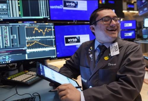 Wall Street Ditutup Menguat Ditopang Data Ekonomi dan Berkurangnya Tensi Perang Dagang
