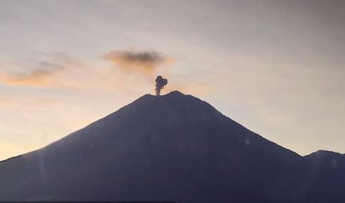 Semeru Enam Kali Erupsi Pagi Ini, Status Waspada