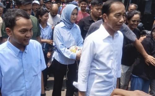 Dukung Timnas Indonesia, Presiden RI ke-7Jokowi Beli Bola di Pasar Klitikan Notoharjo Solo