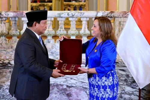 Prabowo Terima Tanda Kehormatan Grand Cross dari Presiden Peru