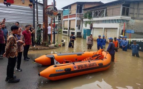 Gibran Tinjau Banjir di Kebon Pala, Ingatkan Pompa Air Berfungsi Optimal 