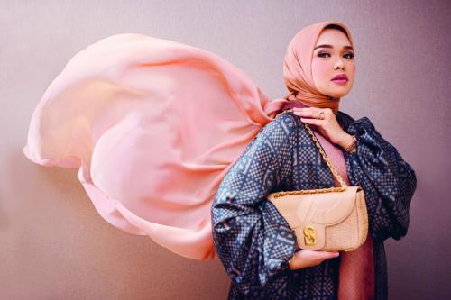 Mengenal Linda Anggreaningsih, Pemilik Buttonscarves yang Menginspirasi Dunia Fashion Muslim