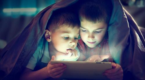 Moms, Simak 4 Cara Atur Screen Time Anak Saat Liburan Agar Tetap Seimbang