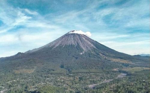 Cuaca Buruk, Pendakian ke Gunung Semeru Ditutup hingga 8 Februari 2025