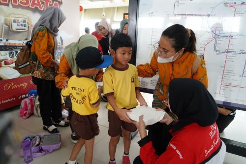 Peringati Hari Gizi Nasional, KAI Bagikan Makan Bergizi Gratis Bagi 189 Anak