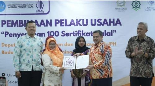 Serahkan 100 Sertifikat Halal ke Pelaku Usaha, BPJPH: Jaga Konsistensi Kehalalan Produk