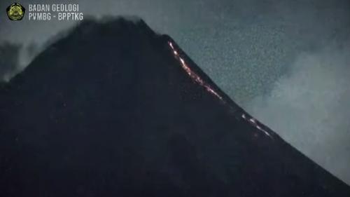 Gunung Merapi Keluarkan 10 Kali Guguran Lava, Jarak Luncur 1,7 Km
