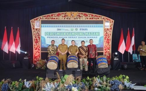 Kampung Madani PNM Hadir di Desa Tanjung Bunut, Warga Dibina Olah Nanas untuk Usaha