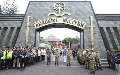 Sambut Kedatangan Ratusan Kepala Daerah di Retret Akmil Magelang, Mendagri Tito: Jaga Kesehatan