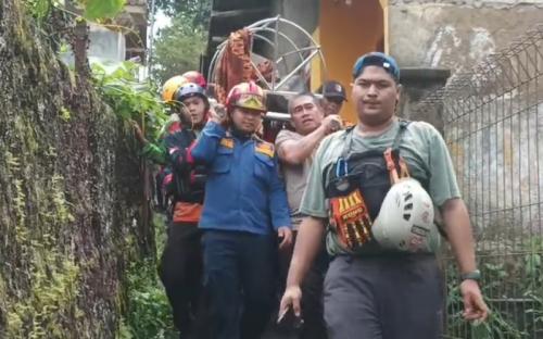 Suami yang Hanyut Terseret Banjir saat Selamatkan Istrinya Ditemukan Meninggal