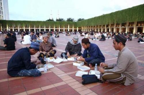 Daftar Tempat Takjil Gratis di Jakarta, Masjid hingga Halte