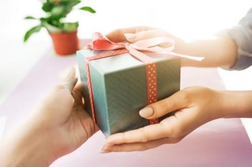 Pahami Perbedaan Sedekah, Hadiah, dan Hibah dalam Islam  