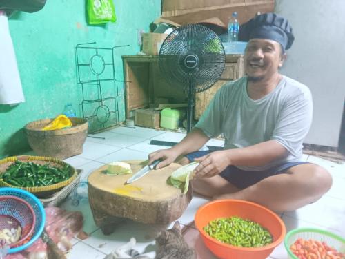 Penjual Nasi Sayur Ini Bangkit dari Hantaman Pandemi Covid-19 Berkat Pinjaman KUR BRI