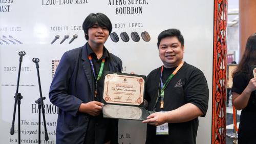 Roemah Koffie Beri Kejutan di WOC, Hadirkan Musik Adat Toba hingga Bagikan Beasiswa