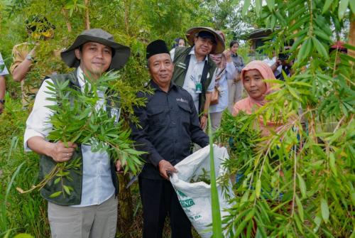 Menhut Raja Juli Serap Keluhan Petani Minyak Kayu Boyolali