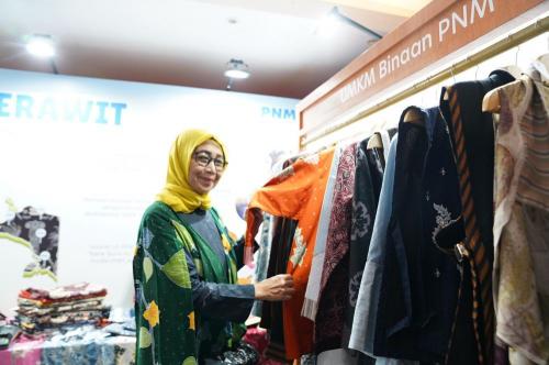 Ketua Kelompok Mekaar Jadi Penggerak Pemberdayaan di Kampung Madani PNM