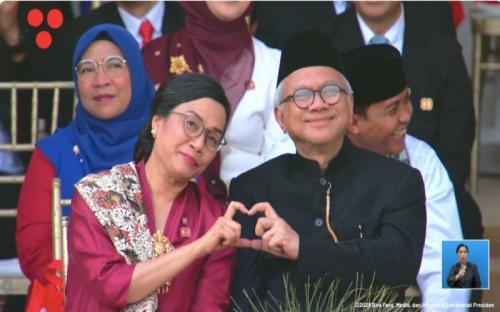 Momen Romantis Sri Mulyani dan Suami, Buat Tanda Love di Tengah Upacara