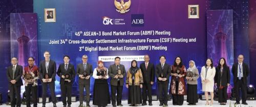 OJK Dorong Penguatan Pasar Obligasi Berdenominasi Mata Uang Lokal