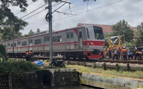 KA Bandara Tertemper Truk, KAI Minta Pengguna Jalan Disiplin di Pintu Perlintasan