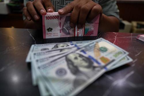 Rupiah Dibuka Menguat ke Rp16.894 per Dolar AS, Sentimen Iran dan Harga Minyak Membayangi